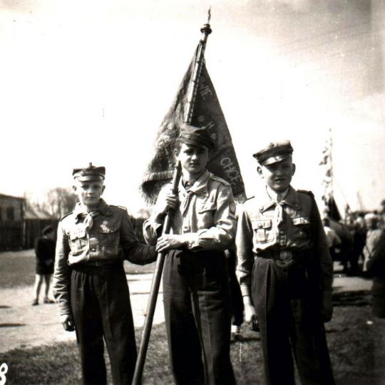 Poczet sztandarowy ze sztandarem drużyn harcerskich z 1946 r. 