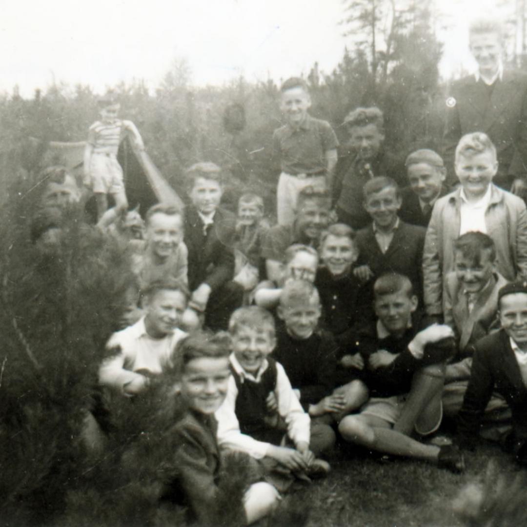 Młoda drużyna w młodym lesie Skrzydlowskim w Kłomnicach.