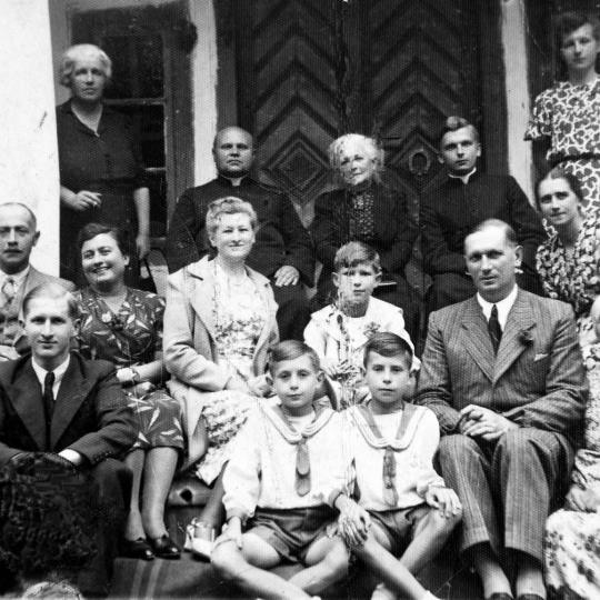 Rodzina i przyjaciele płk. A. Nieniewskiego na schodach przed wejściem pałacu w Chorzenicach.