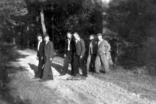 Drużyna Szarych Szeregów na ćwiczeniach w lesie – 1944 r. 