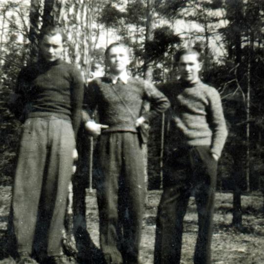 Członkowie Szarych Szeregów w lesie.