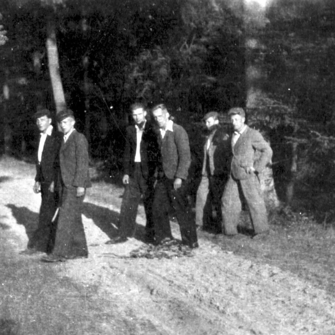 Drużyna Szarych Szeregów na ćwiczeniach w lesie – 1944 r.