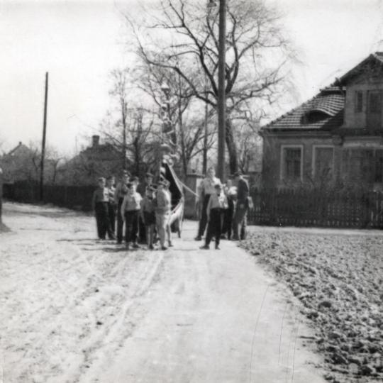  Harcerze z drużyny dh Jędrzeja Moderskiego zbierają się przed jego domem na ulicy Pocztowej.