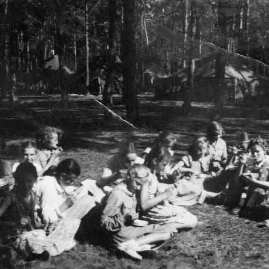 Harcerki z 47 Kłomnickiej Drużyny Harcerskiej ZHP podczas posiłku na biwaku.
