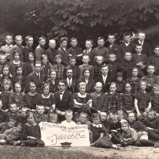 Duża grupa uczniów Szkoły Powszechnej w Kłomnicach tworząca Spółdzielnię Uczniowską w Kłomnicach „Jedność”.