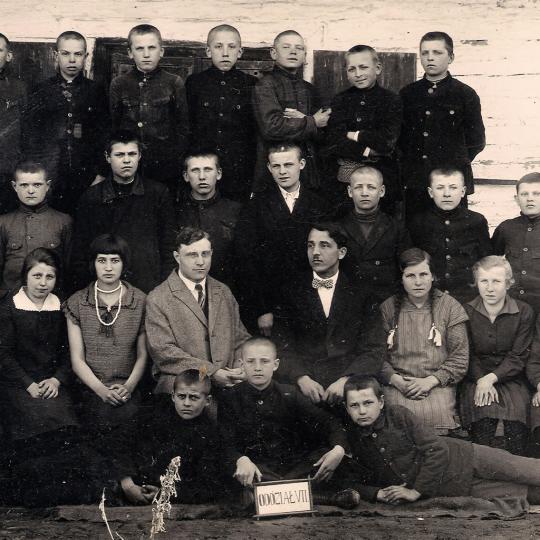  Grupa uczniów klasy VII, ze swoimi nauczycielami Janem Helbrychem i Pawłem Zaroweckim przed budynkiem „starej karczmy”.