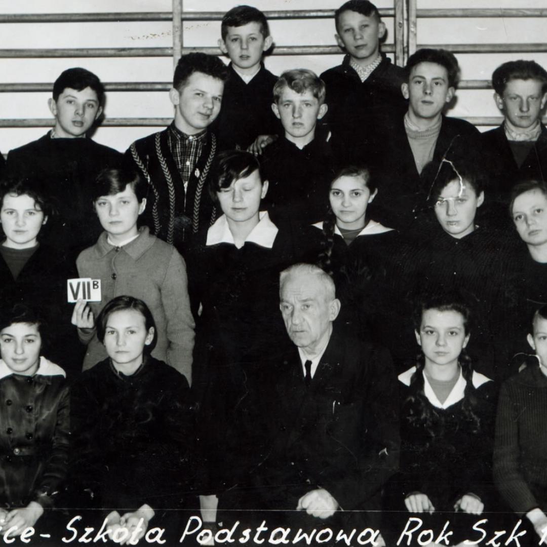Klasa VII B Szkoły Podstawowej w Kłomnicach razem z kierownikiem szkoły Władysławem Borczykiem.