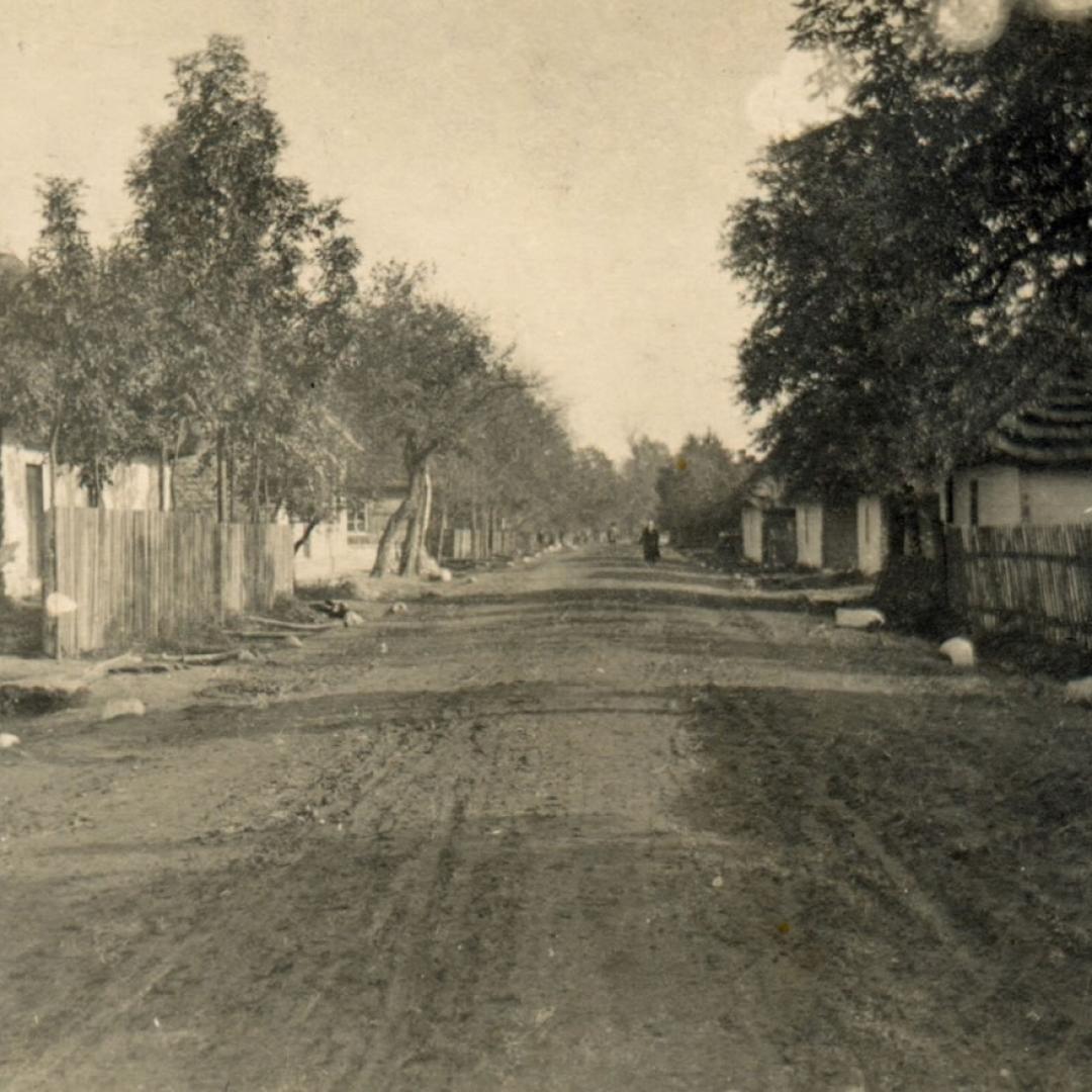 Widok na dzisiejszą ulicę Bartkowicką w Kłomnicach.