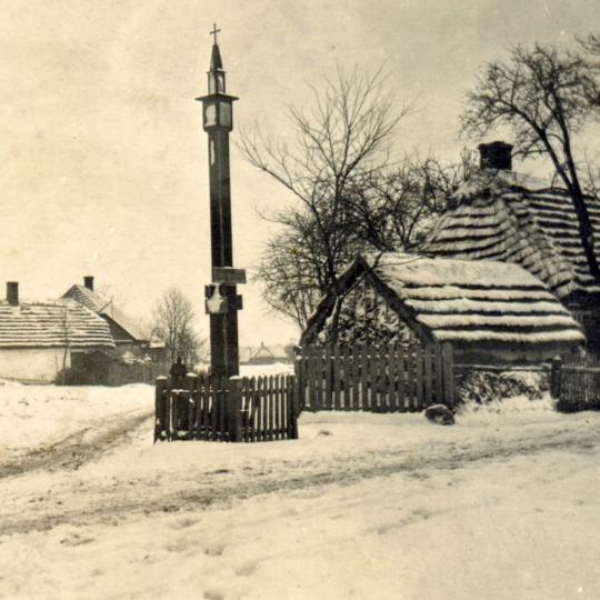 Zimowe zdjęcie ze skrzyżowania dzisiejszej ulicy Bartkowickiej i Częstochowskiej.