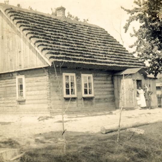 Jeden z „nowocześniejszych” domów przy ulicy Bartkowickiej (w połowie).