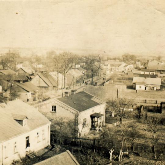 Widok na ulicę Częstochowską w kierunku kościoła, widocznego po prawej stronie zdjęcia.
