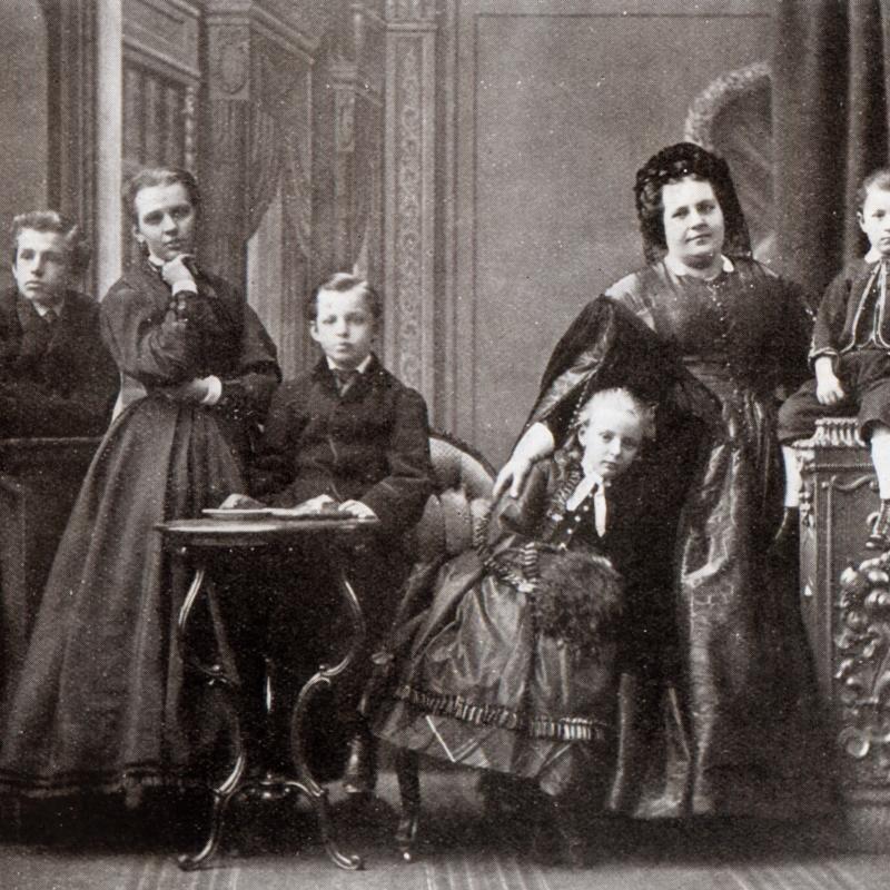 Fotografia rodzinna Reszków z czasów gdy ich ojciec przebywał na Syberii.