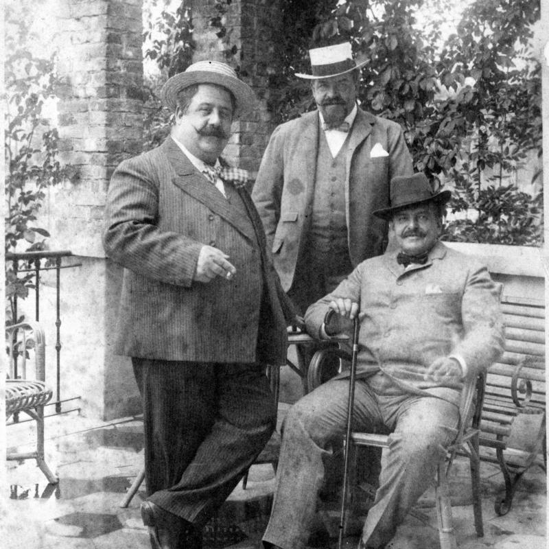 Trzej bracia: Jan Reszke siedzi, za nim stoi Edward Reszke, a obok Wiktor Reszke.