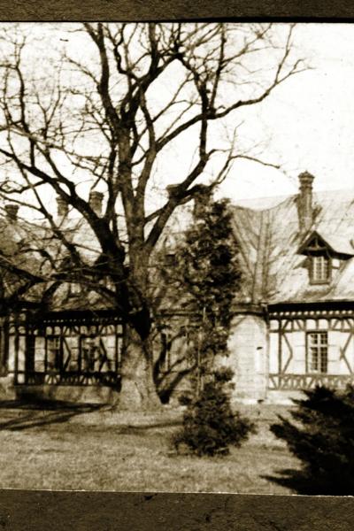 Widok frontu pałacyku Reszków od strony ogrodu - parku.