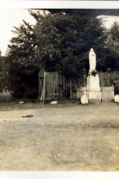 Figurka Matki Bożej Niepokalanie Poczętej w Garnku ufundowana przez Reszków w 1902 r. 