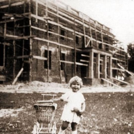 Zdjęcie wykonane w czasie budowy pałacyku w Chorzenicach około 1927 r.