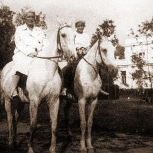 Janina Nieniewska z córką Haliną na koniach.