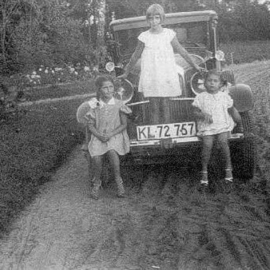 Halina Nieniewska (z m. Donimirska) z koleżankami przed samochodem.