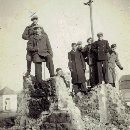Na gruzach domu Krzemińskich (dziadek p. W. Balas) zbombardowanego we wrześniu 1939 r. 