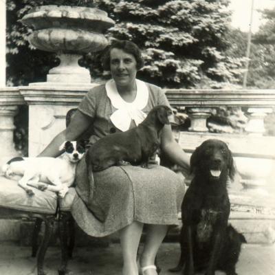 Minia (Emilia) Reszke z psami siedzi na tarasie willi Jana Reszke w Skrzydlowie.