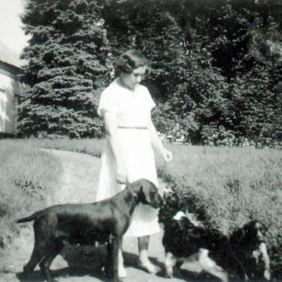 Emilia Danilczuk z psami w parku dworskim w Skrzydlowie