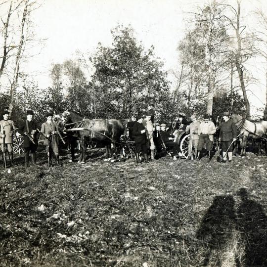 Scena z polowania urządzonego przez Edwarda Reszke (i jego brata) na terenie swoich lasów i łąk.