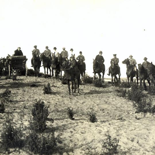 Scena z polowania urządzonego przez Edwarda Reszke (i jego brata) na terenie swoich lasów i łąk. 