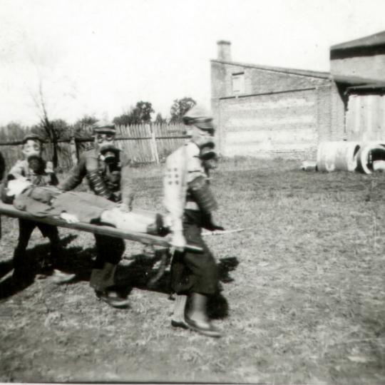 Harcerskie ćwiczenia wojskowe na placu spółdzielczym w Kłomnicach, około 1937 r.