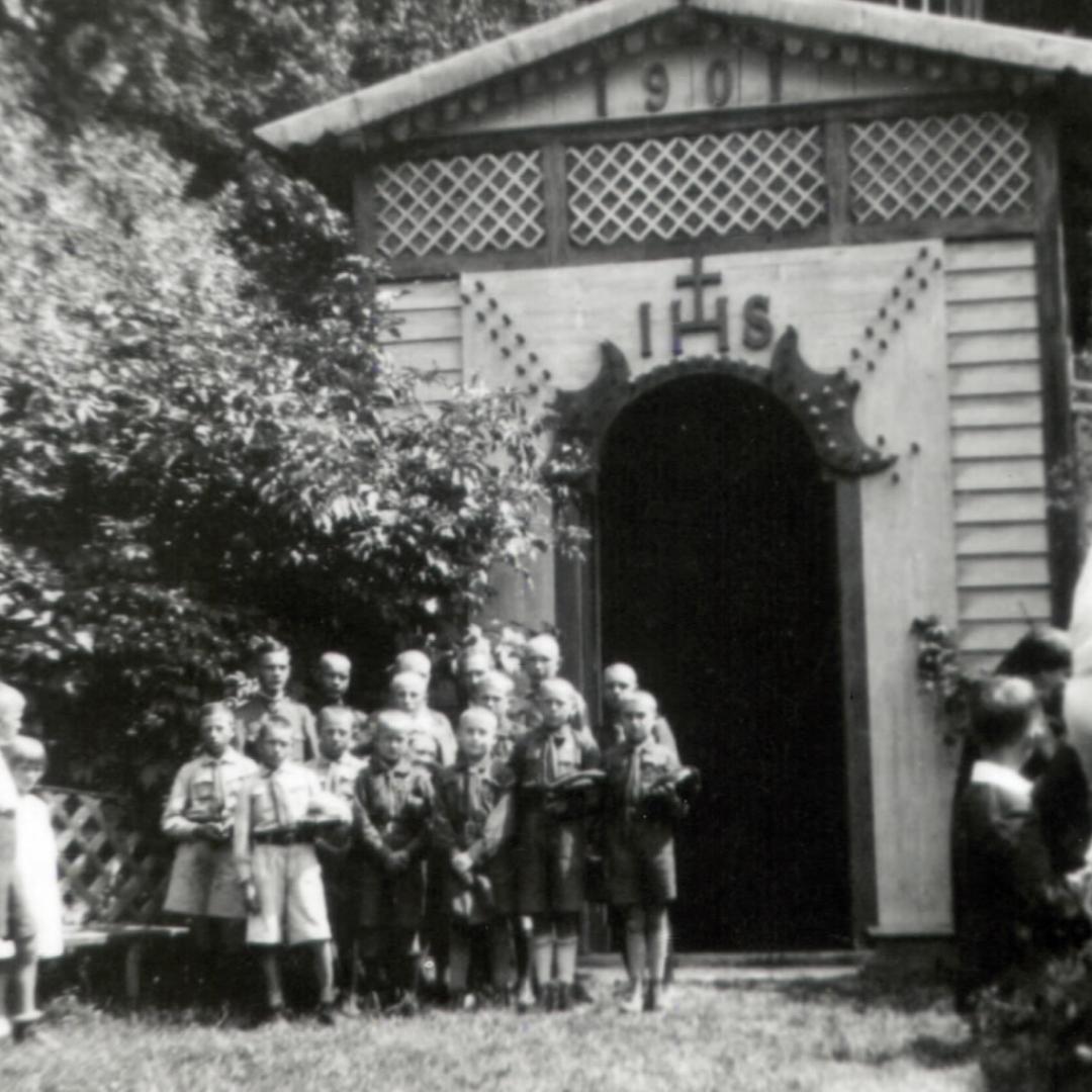 1936 r. – Obóz harcerski w Ojcowie. Uczestnicy obozu przy słynnej „Kaplicy na wodzie” w dolinie Prądnika.